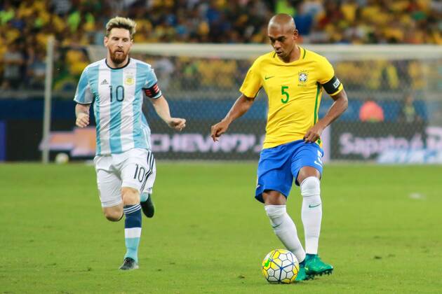 Brasil x Argentina BELO HORIZONTE, MG - 10.11.2016: BRASIL X ARGENTINA - Fernandinho of Brazil is marked by Messi, from Argentina, for Brazil x Argentina, a match valid for the qualifiers of the World Cup 2018 in Mineirao Stadium in Belo Horizonte, MG. (Photo: Dudu Macedo Fotoarena) x1228427x  DuduxMacedo