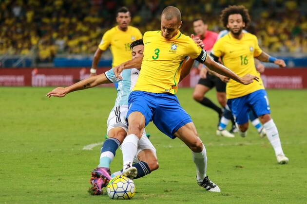 Brasil x Argentina BELO HORIZONTE, MG - 10.11.2016: BRASIL X ARGENTINA - Dispute between Miranda, Brazil, and Enzo Perez, of Argentina, for Brazil x Argentina, a match valid for the qualifiers of the World Cup 2018 in Mineirao Stadium in Belo Horizonte, MG. (Photo: Dudu Macedo Fotoarena) x1228429x  DuduxMacedo