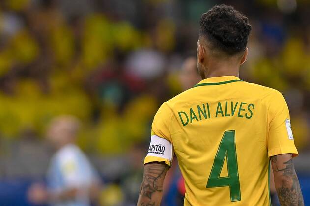 Brasil x Argentina BELO HORIZONTE, MG - 10.11.2016: BRASIL X ARGENTINA - Dani Alves of Brazil during the match between Brazil vs Argentina, valid for South American Playoffs, held at the Mineirao stadium. (Photo: Daniel Oliveira Fotoarena) x1228458x  DanielxOliveira