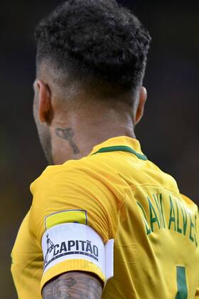 Brasil x Argentina BELO HORIZONTE, MG - 10.11.2016: BRASIL X ARGENTINA - Dani Alves during the match between Brazil vs Argentina, valid for South American Playoffs, held at the Mineirao stadium. (Photo: Daniel Oliveira Fotoarena) x1228482x  DanielxOliveira