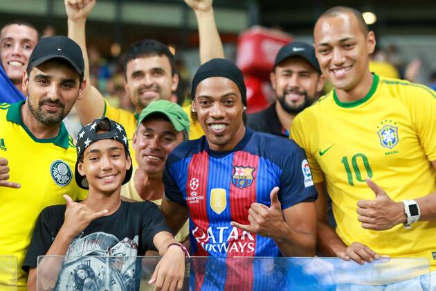 Brasil x Argentina BELO HORIZONTE, MG - 10.11.2016: BRASIL X ARGENTINA - The lookalike Ronaldinho was present in the crowd during Brazil x Argentina, a match valid for the qualifiers of the World Cup 2018 in Mineirao Stadium in Belo Horizonte, MG. (Photo: Dudu Macedo Fotoarena) x1228495x  DuduxMacedo