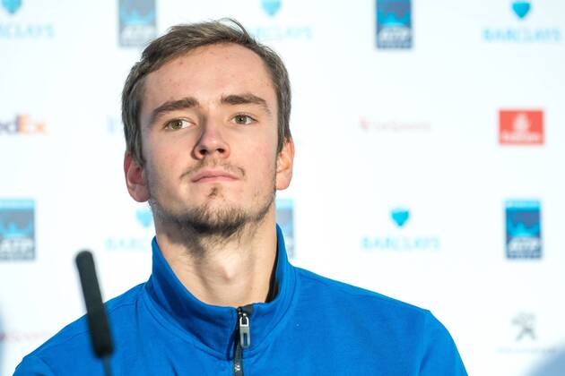 ATP Tennis Herren Finals: Daniil Medvedev Danil Medvedev (RUS) presented by ATP Executive Chairman and President, Chris Kermode in UK.  AlbertoxPezzali PacificxPress