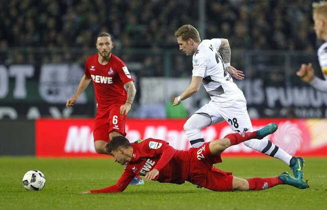 Mönchengladbach, Borussiapark, 19.11.16: Andre Hahn (Bor. Moenchengladbach) (R) gegen Salih Özcan (1.FC Köln) im Spiel der 1. Bundesliga zwischen Borussia Mönchengladbach vs. 1.FC Köln in der Saison 2016 2017.