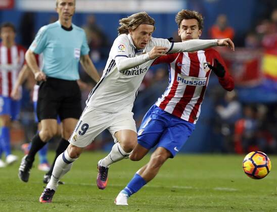 Fußball, Atletico Madrid - Real Madrid Atletico de Madrid s French midfielder Antoine Griezmann (R) fights for the ball with Real Madrid s Croatian midfielder Luka Modric during the Spanish Liga Primera Division 12th round match between Atletico de Madrid and Real Madrid at Vicente Calderon stadium in Madrid, Spain, 19 November 2016. ATLETICO DE MADRID VS. REAL MADRID !ACHTUNG: NUR REDAKTIONELLE NUTZUNG! MAD001 20161119-636151893836480060