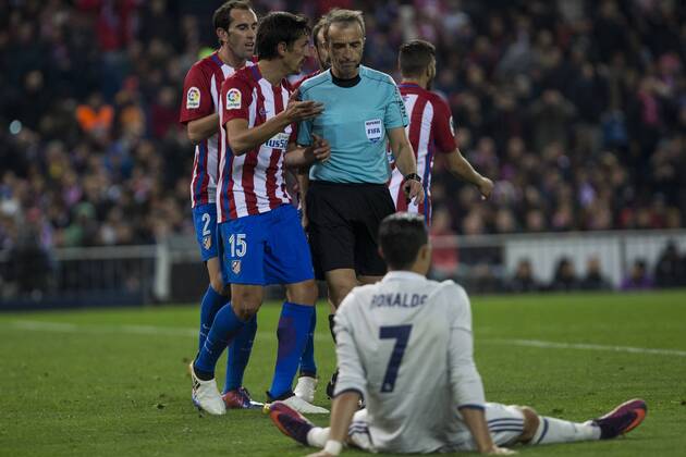 Fußball, Atletico Madrid - Real Madrid Atletico de Madrid s Stefan Savic Real Madrid s Cristiano Ronaldo during the match of La Liga between Atletico de Madrid and Real Madrid at Vicente Calderon Stadium in Madrid , Spain. November 19, 2016. (20161119031)