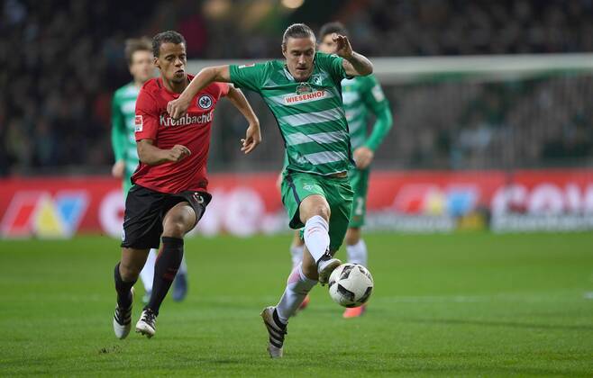 FUSSBALL 1. BUNDESLIGA 11. SPIELTAG SAISON 2016 2017 SV Werder Bremen - Eintracht Frankfurt 20.11.2016 Timothy Chandler (li, Eintracht Frankfurt) gegen Max Kruse (re, SV Werder Bremen)