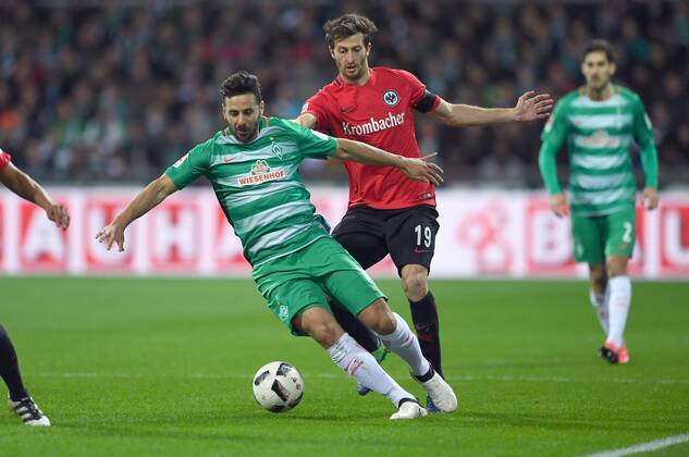 FUSSBALL 1. BUNDESLIGA 11. SPIELTAG SAISON 2016 2017 SV Werder Bremen - Eintracht Frankfurt 20.11.2016 Claudio Pizarro (li, SV Werder Bremen) gegen David Abraham (re, Eintracht Frankfurt)