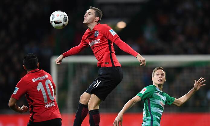 FUSSBALL 1. BUNDESLIGA 11. SPIELTAG SAISON 2016 2017 SV Werder Bremen - Eintracht Frankfurt 20.11.2016 Marco Fabian (li) und Branimir Hrgota (Mitte, beide Eintracht Frankfurt) gegen Niklas Moisander (re, SV Werder Bremen)