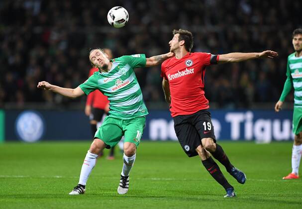FUSSBALL 1. BUNDESLIGA 11. SPIELTAG SAISON 2016 2017 SV Werder Bremen - Eintracht Frankfurt 20.11.2016 Max Kruse (li, SV Werder Bremen) gegen David Abraham (re, Eintracht Frankfurt)