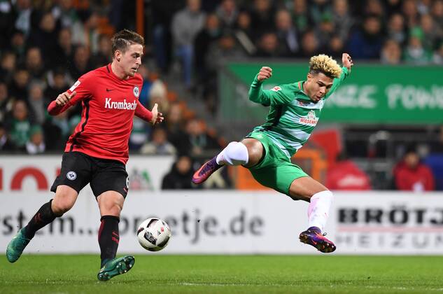 FUSSBALL 1. BUNDESLIGA 11. SPIELTAG SAISON 2016 2017 SV Werder Bremen - Eintracht Frankfurt 20.11.2016 Bastian Oczipka (li, Eintracht Frankfurt) gegen Serge Gnabry (re, SV Werder Bremen)