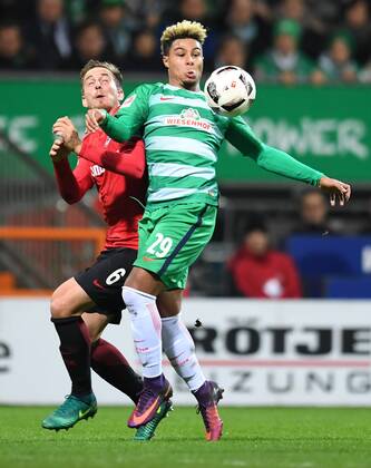 FUSSBALL 1. BUNDESLIGA 11. SPIELTAG SAISON 2016 2017 SV Werder Bremen - Eintracht Frankfurt 20.11.2016 Bastian Oczipka (li, Eintracht Frankfurt) gegen Serge Gnabry (re, SV Werder Bremen)