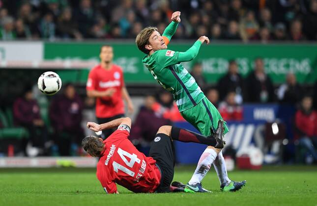 FUSSBALL 1. BUNDESLIGA 11. SPIELTAG SAISON 2016 2017 SV Werder Bremen - Eintracht Frankfurt 20.11.2016 Alexander Meier (li, Eintracht Frankfurt) gegen Clemens Fritz (re, SV Werder Bremen)