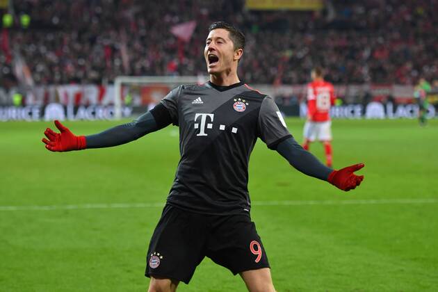 Robert LEWANDOWSKI (Bayern Muenchen),Torjubel nach Tor zum 1-3,Aktion,Einzelbild,angeschnittenes Einzelmotiv,Halbfigur,halbe Figur,Jubel,Freude,Begeisterung, Fussball 1. Bundesliga, 13. Spieltag, FSV Mainz 05-FC Bayern Muenchen 1-3, am 02.12.2016 in Mainz Deutschland,O P E L A R E N A.