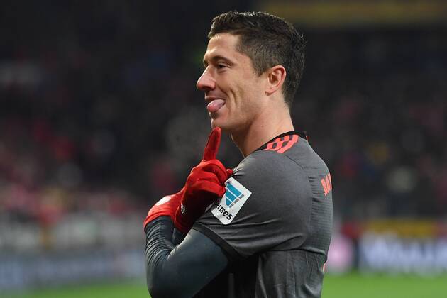 Robert LEWANDOWSKI (Bayern Muenchen),Torjubel nach Tor zum 1-3,Aktion,Einzelbild,angeschnittenes Einzelmotiv,Halbfigur,halbe Figur,Jubel,Freude,Begeisterung,streckt die Zunge heraus. Fussball 1. Bundesliga, 13. Spieltag, FSV Mainz 05-FC Bayern Muenchen 1-3, am 02.12.2016 in Mainz Deutschland,O P E L A R E N A.