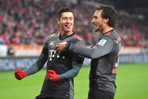 Robert LEWANDOWSKI (Bayern Muenchen),Torjubel nach Tor zum 1-3 mit Mats HUMMELS (Bayern Muenchen),Aktion,streckt die Zunge heraus. Fussball 1. Bundesliga, 13. Spieltag, FSV Mainz 05-FC Bayern Muenchen 1-3, am 02.12.2016 in Mainz Deutschland,O P E L A R E N A.