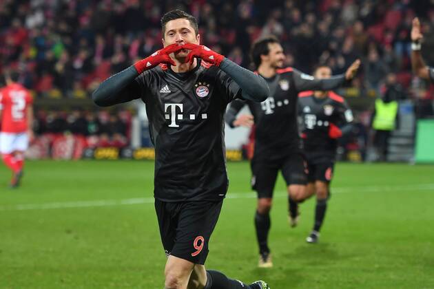 Robert LEWANDOWSKI (Bayern Muenchen),Torjubel nach Tor zum 1-3 mit herausgestreckter Zunge, Aktion,Einzelbild,angeschnittenes Einzelmotiv,Halbfigur,halbe Figur,Jubel,Freude,Begeisterung, Fussball 1. Bundesliga, 13. Spieltag, FSV Mainz 05-FC Bayern Muenchen 1-3, am 02.12.2016 in Mainz Deutschland,O P E L A R E N A.