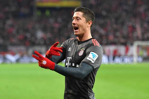 Robert LEWANDOWSKI (Bayern Muenchen),Torjubel nach Tor zum 1-3, Aktion,Einzelbild,angeschnittenes Einzelmotiv,Halbfigur,halbe Figur,Jubel,Freude,Begeisterung, Fussball 1. Bundesliga, 13. Spieltag, FSV Mainz 05-FC Bayern Muenchen 1-3, am 02.12.2016 in Mainz Deutschland,O P E L A R E N A.