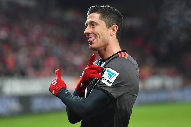 Robert LEWANDOWSKI (Bayern Muenchen),Torjubel nach Tor zum 1-3 mit herausgestreckter Zunge, Aktion,Einzelbild,angeschnittenes Einzelmotiv,Halbfigur,halbe Figur,Jubel,Freude,Begeisterung, Fussball 1. Bundesliga, 13. Spieltag, FSV Mainz 05-FC Bayern Muenchen 1-3, am 02.12.2016 in Mainz Deutschland,O P E L A R E N A.