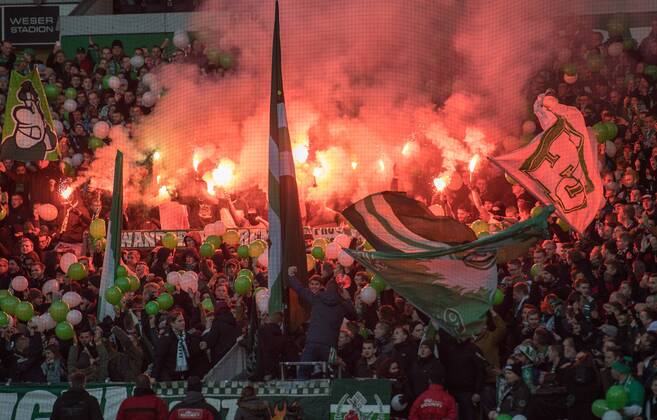 FUSSBALL 1. BUNDESLIGA 13. SPIELTAG SAISON 2016 2017 SV Werder Bremen - FC Ingolstadt 03.12.2016 Fans von Werder Bremen brennen vor dem Abpfiff Pyrotechnik in der Ostkurve ab