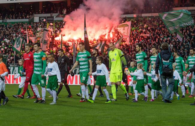 FUSSBALL 1. BUNDESLIGA 13. SPIELTAG SAISON 2016 2017 SV Werder Bremen - FC Ingolstadt 03.12.2016 Fans von Werder Bremen brennen vor dem Abpfiff Pyrotechnik in der Ostkurve ab