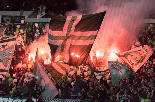 FUSSBALL 1. BUNDESLIGA 13. SPIELTAG SAISON 2016 2017 SV Werder Bremen - FC Ingolstadt 03.12.2016 Fans von Werder Bremen brennen vor dem Abpfiff Pyrotechnik in der Ostkurve ab
