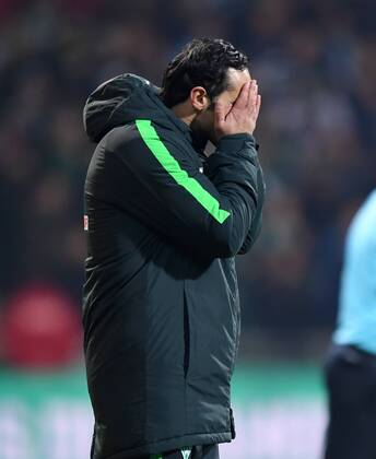 FUSSBALL 1. BUNDESLIGA 13. SPIELTAG SAISON 2016 2017 SV Werder Bremen - FC Ingolstadt 03.12.2016 Trainer Alexander Nouri (SV Werder Bremen) schlaegt nach dem Abpfiff die Haende vor das Gesicht