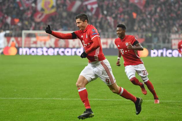 Robert LEWANDOWSKI (Bayern Muenchen),Torjubel,Jubel,Freude,Begeisterung, nach Tor zujm 1-0,re:David ALABA (Bayern Muenchen).Aktion. FC Bayern Muenchen-Atletico Madrid 1-0. Fussball Champions League Gruppenphase am 06.12..2016. A L L I A N Z A R E N A.