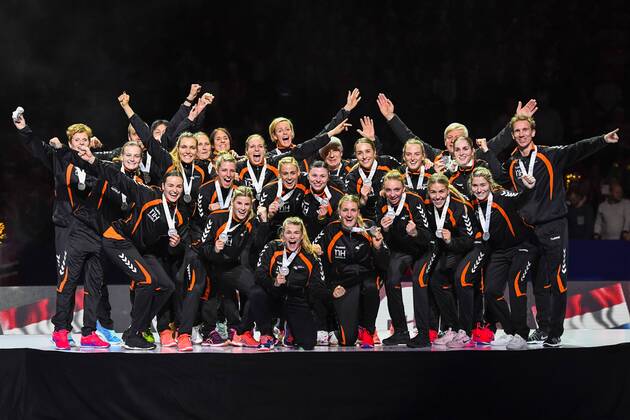 Niederländerinnen jubeln mit Silbermedaille - Siegerehrung Handball EM - Niederlande vs Norwegen 18. Dezember 2016 in Göteborg.  Copyright: CARLxSANDIN BB161218CS093