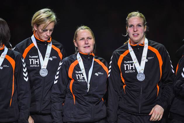 Niederländerinnen jubeln über Silbermedaille - Siegerehrung Handball EM - Niederlande vs Norwegen 18. Dezember 2016 in Göteborg.  Copyright: CARLxSANDIN BB161218CS094