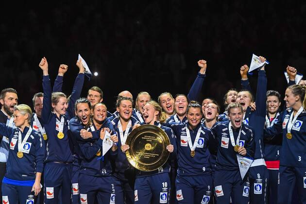 Norwegerinnen jubeln mit Goldmedaille - Siegerehrung Handball EM - Niederlande vs Norwegen 18. Dezember 2016 in Göteborg.  Copyright: CARLxSANDIN BB161218CS096