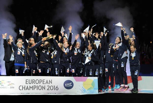 Handball, EM, Damen, Siegerehrung Götheborg, Scandinavium, Schweden, 18.12.2016 Frauen-Handball, Europameisterschaft 2016 Finale, Final Niederlande vs. Norwegen 29 : 30 Norwegen ist Europameister (Bild)