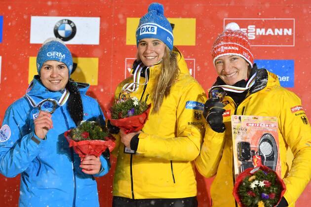 Rodeln, EM in Königssee, Siegerehrung Damen v.li:Tayana IVANOVA (RUS),Natalie GEISENBERGER (GER),Tatjana HUEFNER (GER),mit Medaille,Siegerehrung, Einsitzer Damen. Rodeln,Weltcup in Koenigsee ,EM 2017 Rennrodeln am 05.01.2016.Kunsteisbahn Koenigssee.
