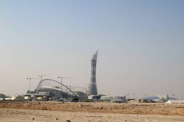 05.01.2017, Vorschau zur Fussball Weltmeisterschaft 2022 in Katar. Das Khalifa International Stadium westlich von Doha, in Al-Rayyan, in der Aspire Academy for Sports Excellence (Aspire Park). Aus dem Wüstenboden wächst die Sportanlage, ein Stadion der WM 2022. Der Turm ist das 5-Sterne Hotel The Torch daneben. 