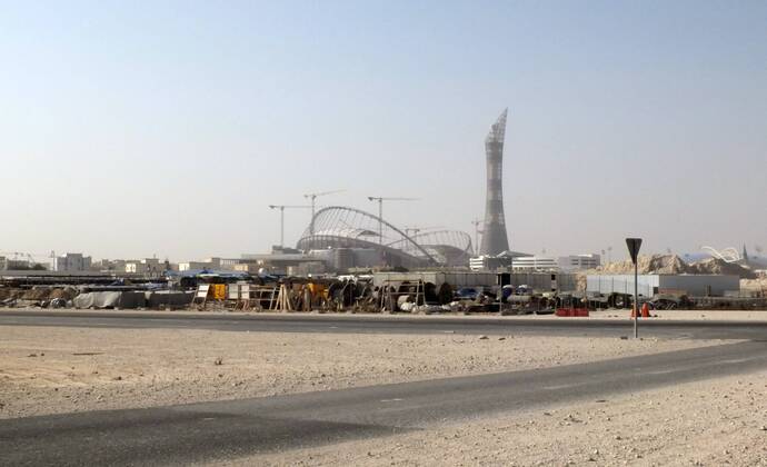 05.01.2017, Vorschau zur Fussball Weltmeisterschaft 2022 in Katar. Das Khalifa International Stadium westlich von Doha, in Al-Rayyan, in der Aspire Academy for Sports Excellence (Aspire Park). Aus dem Wüstenboden wächst die Sportanlage, ein Stadion der WM 2022. Der Turm ist das 5-Sterne Hotel The Torch daneben. 