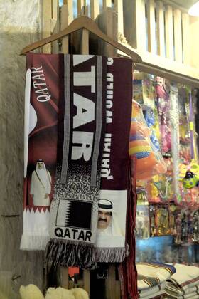 05.01.2017, Vorschau zur Fussball Weltmeisterschaft 2022 in Katar. Souq Waqif in Doha, Im Souq Waqif in Doha, dem traditionellen Marktgebiet, kann man alles Erdenkliche erstehen. Stoffe, Nahrungsmittel, Kosmetika und Möbel, Gewürze, Spielzeug. Hier gibt es schon Merchendisingartikel zur Fussball-WM 20122, mit dem Konterfei des Katarischen Staatsoberhauptes Scheich Tamim bin Hamad Al Thani 