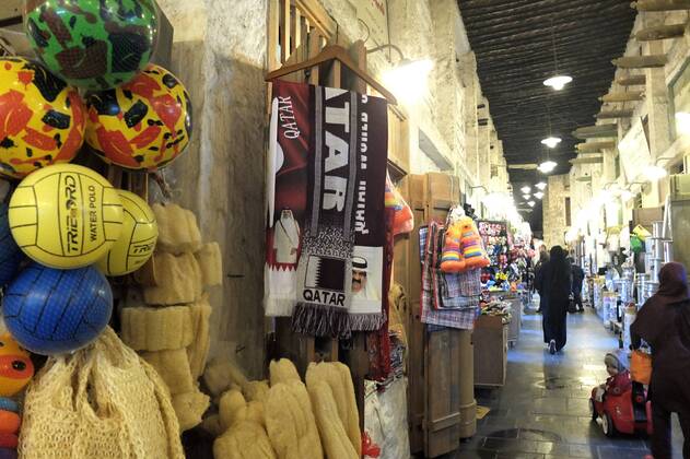 05.01.2017, Vorschau zur Fussball Weltmeisterschaft 2022 in Katar. Souq Waqif in Doha, Im Souq Waqif in Doha, dem traditionellen Marktgebiet, kann man alles Erdenkliche erstehen. Stoffe, Nahrungsmittel, Kosmetika und Möbel, Gewürze, Spielzeug. Hier gibt es schon Merchendisingartikel zur Fussball-WM 20122, mit dem Konterfei des Katarischen Staatsoberhauptes Scheich Tamim bin Hamad Al Thani. 