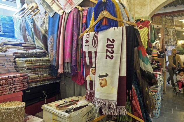 05.01.2017, Vorschau zur Fussball Weltmeisterschaft 2022 in Katar. Souq Waqif in Doha, Im Souq Waqif in Doha, dem traditionellen Marktgebiet, kann man alles Erdenkliche erstehen. Stoffe, Nahrungsmittel, Kosmetika und Möbel, Gewürze, Spielzeug. Hier gibt es schon Merchendisingartikel zur Fussball-WM 20122, mit dem Konterfei des Katarischen Staatsoberhauptes Scheich Tamim bin Hamad Al Thani 