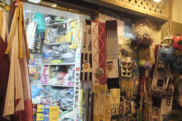 05.01.2017, Vorschau zur Fussball Weltmeisterschaft 2022 in Katar. Souq Waqif in Doha, Im Souq Waqif in Doha, dem traditionellen Marktgebiet, kann man alles Erdenkliche erstehen. Stoffe, Nahrungsmittel, Kosmetika und Möbel, Gewürze, Spielzeug. Hier gibt es schon Merchendisingartikel zur Fussball-WM 20122, mit dem Konterfei des Katarischen Staatsoberhauptes. 