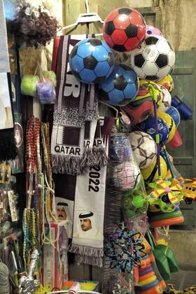 05.01.2017, Vorschau zur Fussball Weltmeisterschaft 2022 in Katar. Souq Waqif in Doha, Im Souq Waqif in Doha, dem traditionellen Marktgebiet, kann man alles Erdenkliche erstehen. Stoffe, Nahrungsmittel, Kosmetika und Möbel, Gewürze, Spielzeug. Hier gibt es schon Merchendisingartikel zur Fussball-WM 20122, mit dem Konterfei des Katarischen Staatsoberhauptes Scheich Tamim bin Hamad al-Thani 