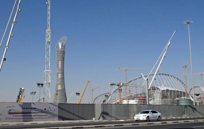 05.01.2017, Vorschau zur Fussball Weltmeisterschaft 2022 in Katar. Das Khalifa International Stadium westlich von Doha, in Al-Rayyan, in der Aspire Academy for Sports Excellence (Aspire Park). ein Stadion der WM 2022. Der Turm ist das 5-Sterne Hotel The Torch daneben. 