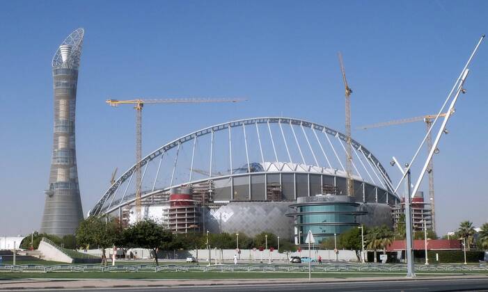 05.01.2017, Vorschau zur Fussball Weltmeisterschaft 2022 in Katar. Das Khalifa International Stadium westlich von Doha, in Al-Rayyan, in der Aspire Academy for Sports Excellence (Aspire Park). ein Stadion der WM 2022. Der Turm ist das 5-Sterne Hotel The Torch daneben. 