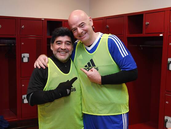 Themen der Woche - SPORT Bilder des Tages - SPORT Fußball, FIFA International Legends Game 2017 in Zürich FIFA International beim Home of FIFA 09.01.2017 Legends Game 2017 FIFA Praesident Gianni Infantino (re , Schweiz) mit Diego Maradona (Argentinien) Foto: Pressefoto ULMER xxNOxMODELxRELEASExx 