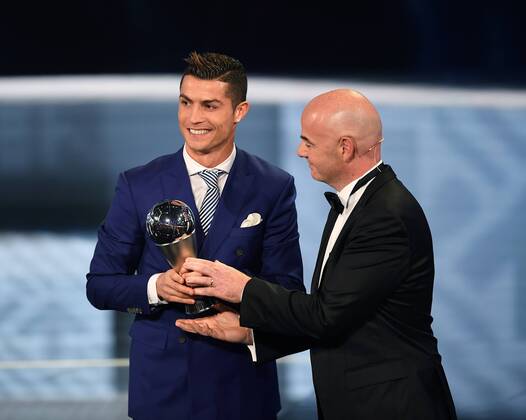Bilder des Tages - SPORT Fussball International FIFA The Best Football Awards 2016 09.01.2017 The Best 2016; Cristiano Ronaldo (li, Real Madrid Portugal) mit Pokal und FIFA Praesident Gianni Infantino (Schweiz) 
