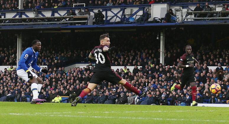 Romelu Lukaku of Everton scores the first goal during the English Premier League match at Goodison Park Stadium, Liverpool Picture date: January 15th, 2017. Pic Simon Bellis Sportimage EDITORIAL USE ONLY. No use with unauthorised audio, video, data, fixture lists, club league logos or live services. Online in-match use limited to 120 images, no video emulation. No use in betting, games or single club league player publications.