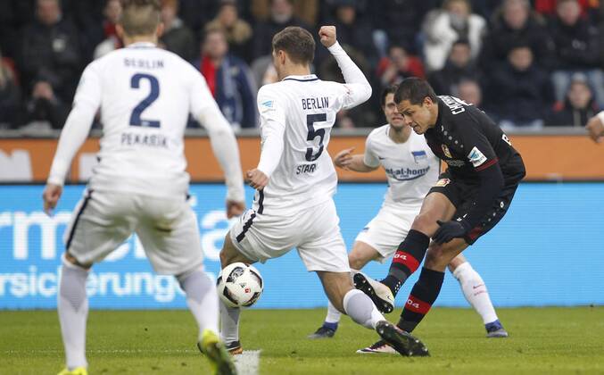 Leverkusen, Bayarena, 22.01.17: Javier Hernandez Chicharito (Bayer 04 Leverkusen) (R) mit einem Schuss im Spiel der 1. Bundesliga zwischen Bayer 04 Leverkusen vs. Hertha BSC Berlin in der Saison 2016 2017.