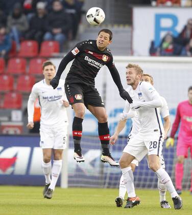 Leverkusen, Bayarena, 22.01.17: Javier Hernandez Chicharito (Bayer 04 Leverkusen) (M) mbeim Kopfball im Spiel der 1. Bundesliga zwischen Bayer 04 Leverkusen vs. Hertha BSC Berlin in der Saison 2016 2017.