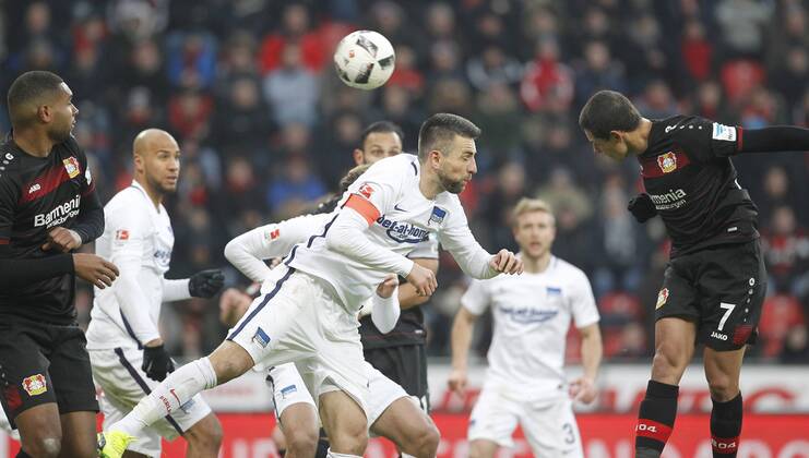 Leverkusen, Bayarena, 22.01.17: Javier Hernandez Chicharito (Bayer 04 Leverkusen) (R) mit einem Kopfball gegen Vedad Ibisevic (Hertha BSC Berlin) (M) im Spiel der 1. Bundesliga zwischen Bayer 04 Leverkusen vs. Hertha BSC Berlin in der Saison 2016 2017.