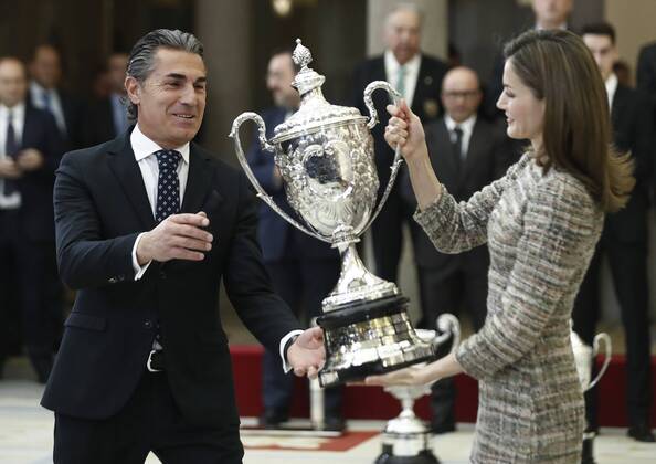 Spanish Queen Letizia (R) hands in the Güell Baron Award to the coach of the Spanish national basketball team, Italian Sergio Scariolo (L), during the National Award Ceremony held at El Pardo Palace in Madrid, Spain, 23 January 2017. The Güell Baron Award recognizes sport teams with an outstanding performance. Spanish National Sport Awards !ACHTUNG: NUR REDAKTIONELLE NUTZUNG!  20170123-636207778295562813