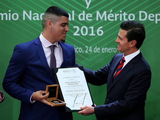 Mexican baseball player Jose Roberto Osuna (L) receives the National Sports Award from President Enrique Pena Nieto during an official act at the presidential residence in Mexico City, Mexico, 24 January 2017. EFE Jose Mendez PENA NIETO CALLS MEXICAN ATHLETES AN INSPIRATION AND ROLE MODELS !ACHTUNG: NUR REDAKTIONELLE NUTZUNG!  MEX003 76544407st