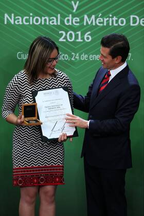 Mexican athlete Rebeca Valenzuela (L), bronze olympic medalist in shot put during the Paralympic Games Rio 2016, receives the National Sports Award from President Enrique Pena Nieto during an official act at the presidential residence in Mexico City, Mexico, 24 January 2017. EFE Jose Mendez PENA NIETO CALLS MEXICAN ATHLETES AN INSPIRATION AND ROLE MODELS !ACHTUNG: NUR REDAKTIONELLE NUTZUNG!  MEX003 76544413st